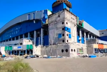 Діти показали, який вигляд зараз має стадіон у Маріуполі (відео)