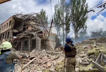 После удара оккупантов в разрушенной школе Краматорска найден погибший (видео )