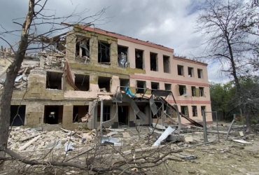 У Краматорську з-під завалів зруйнованої школи дістали тіла трьох загиблих (фото)