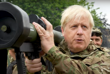 Уверен, вы победите: Джонсон потренировался с бойцами ВСУ на полигоне в Британии (видео)