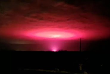Розовое свечение в небе напугало жителей австралийского города: в чем его причина