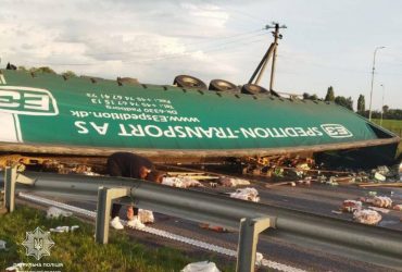 На трасі Київ-Харків перекинулась фура, яка перекрила дорогу