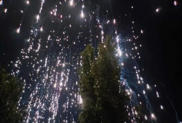 Россияне выпустили в небо над Донецком осветительные боеприпасы (видео)