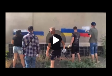 На Херсонщині спецгрупи місцевої молоді зафарбовують українську символіку