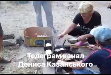 Мешканці окупованого Сєвєродонецька печуть хліб і рибу просто на вулицях (відео)