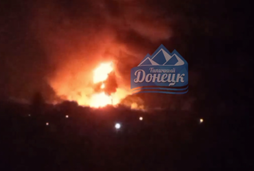 В Донецке после серии взрывов начался сильный пожар (видео)