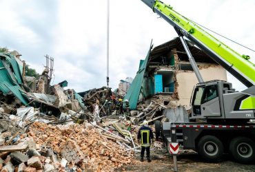 Смертоносний обстріл Чугуєва окупантами: з-під завалів Будинку культури дістали дві жертви