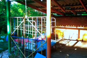 Маріупольці змушені облаштовувати квартири у вуличних бесідках (відео)