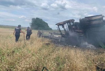 A harvester was blown up on an anti-tank mine in the Kharkiv region, a combine harvester was injured (photo)