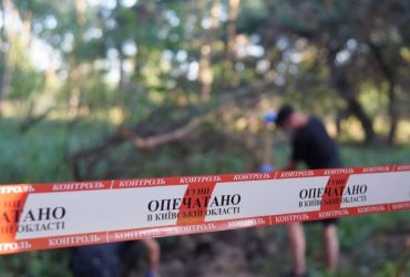 С тросом на шее и руках: на Киевщине обнаружили тело убитого русскими гражданского (фото)