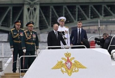 Російський військовий прийшов на парад до Путіна з бретелькою від ліфчика на голові (фото)