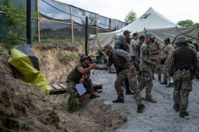 Армия голых девушек подвергается сексуальным пыткам