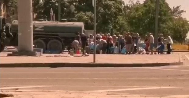 В Мариуполе люди по несколько дней ждут воды