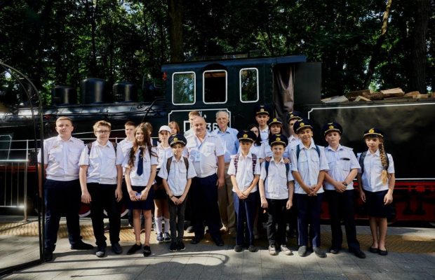 На Киевской детской железной дороге начал ездить старинный немецкий паровоз (фото)