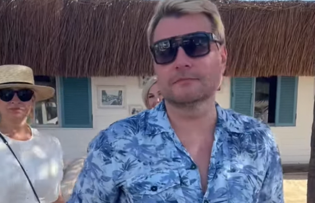 Украинка поймала Баскова на отдыхе и задала ему неудобный вопрос (видео)