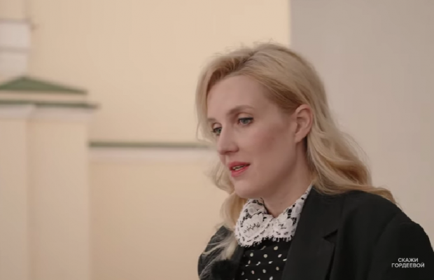 12-річну дочку російського режисера зацькували в школі за футболку "Ні війні"