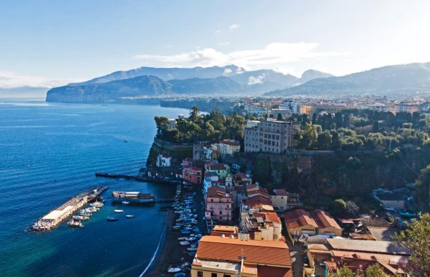 На популярном итальянском курорте будут штрафовать на 500 евро за голый торс