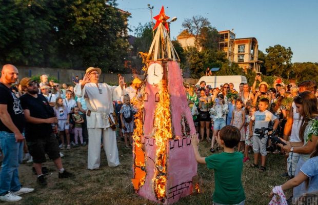 В Ужгороде во время празднования Ивана Купала "сожгли Кремль" (фоторепортаж)