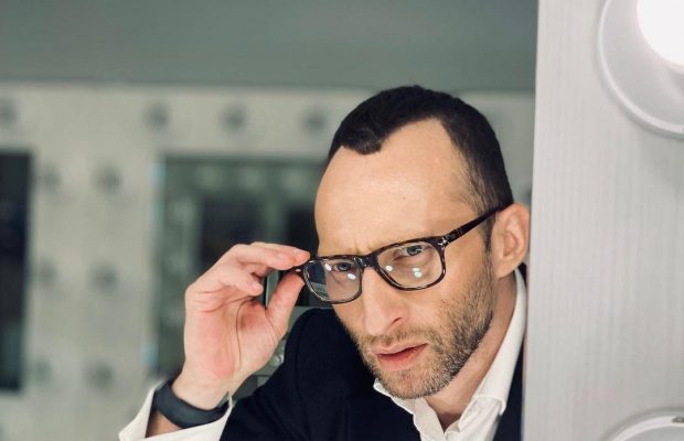 Міша Крупін з "Корупції" заспівав в центрі обстрілюваного Харкова (відео)