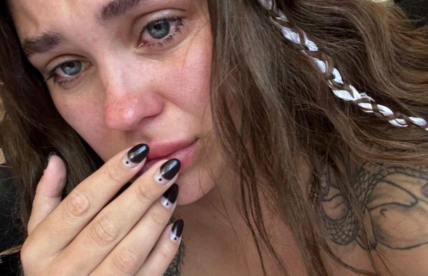 Заплакана KAZKA розповіла, що окупанти знищили її школу в Харкові (відео)