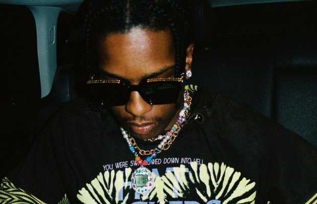 A$AP Rocky на концерті відкинув прапор України, але зібрав зі сцени жіночу білизну