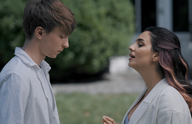 "Повертайся живим лиш": Анна Тринчер довела до слез песней о любви и войне