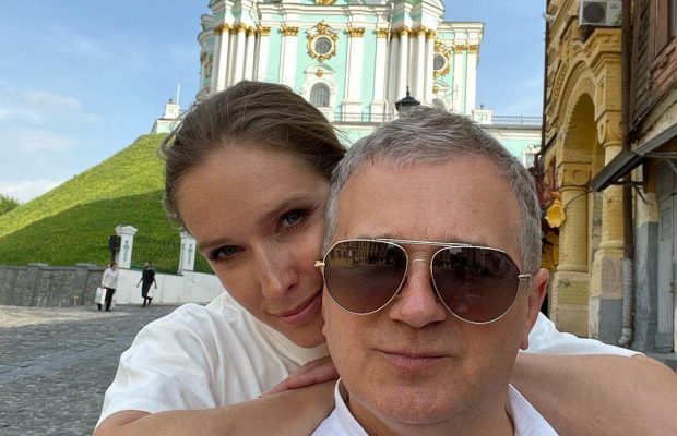 "Без Осадчей": Юрий Горбунов засветился в компании двух красоток