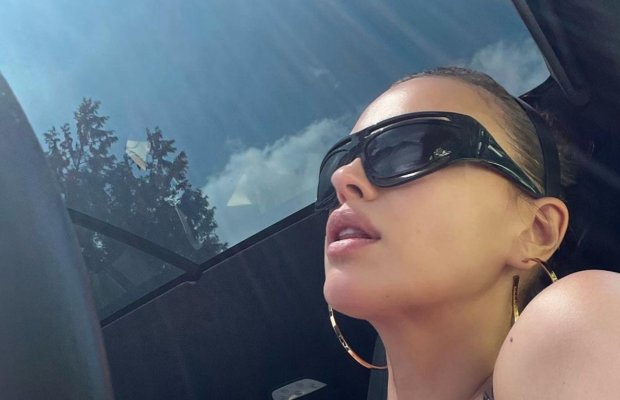 Російська супермодель Шейк виправдалася за символ окупантів після скандалу у мережі