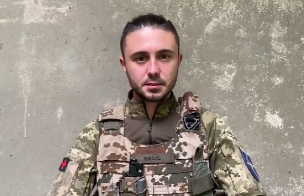 Тарас Тополя показав, як рятував пораненого на війні товариша (відео)