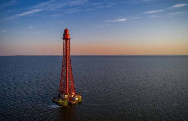 Мешканці Херсонщини повідомляють, що росіяни влучили ракетами в найвищий маяк України