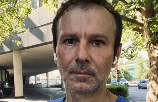 Вакарчук на фоне руин в Донецкой области вспомнил покойного отца