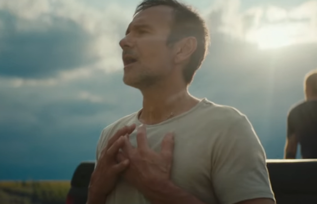 "Океан Эльзы" выпустил эмоциональный клип на песню "Квіти мінних зон" с кадрами Донбасса