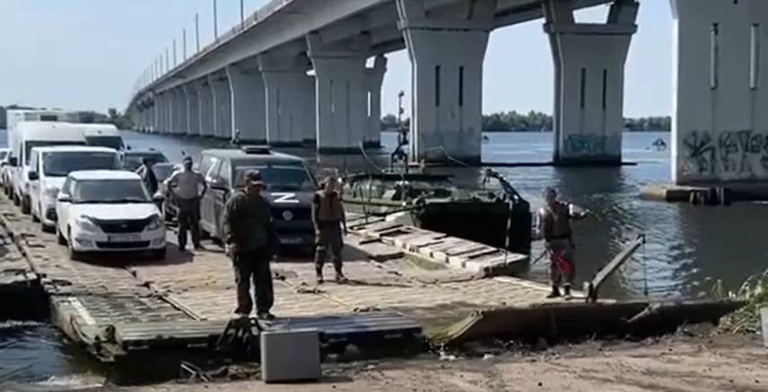 Оккупанты навели переправу рядом с поврежденным Антоновским мостом / скриншот с видео Оккупанты навели переправу рядом с поврежденным Антоновским мостом / скриншот с видео