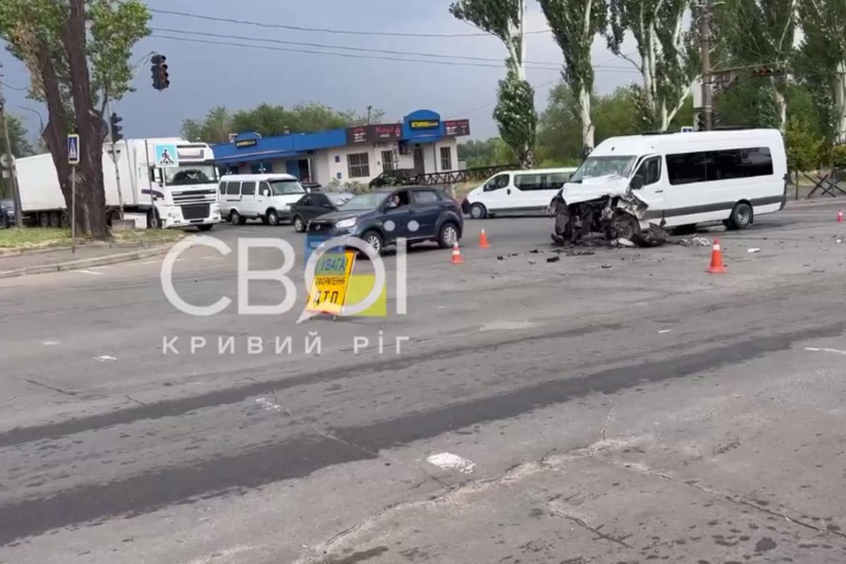 У Кривому Розі сталася аварія за участі маршрутки та фури / скріншот з t.me/svoiKR/6947