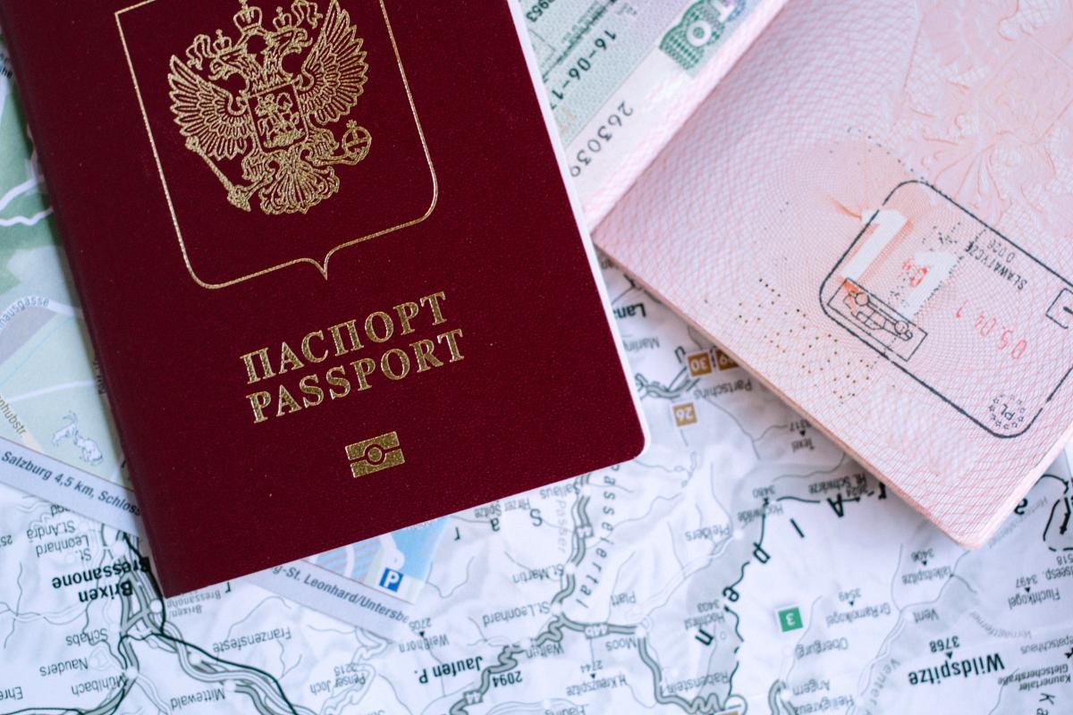 Россияне заставляют людей получать паспорта РФ / фото ua.depositphotos.com