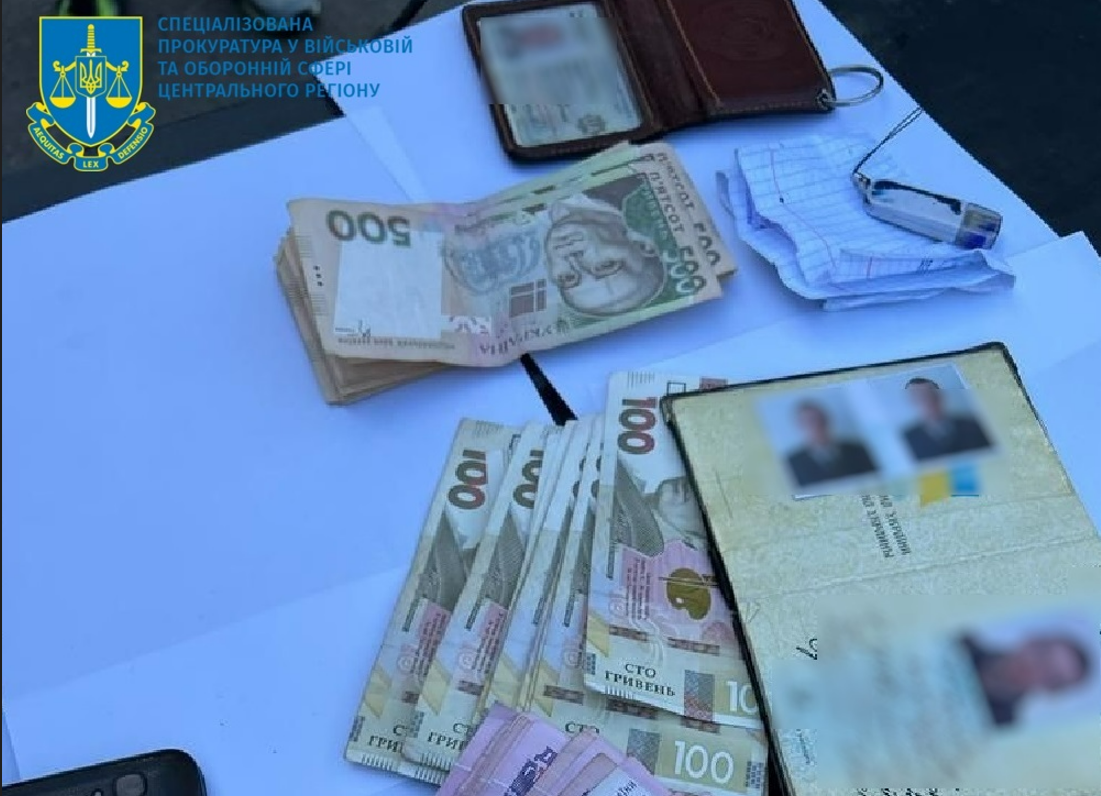 За звільнення від призову чоловік заплатив 18 тисяч гривень / фото прокуратура За звільнення від призову чоловік заплатив 18 тисяч гривень / фото прокуратура