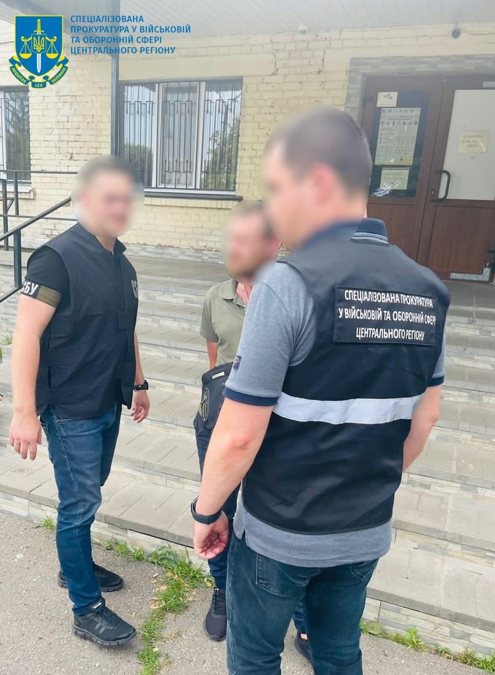 Зловмисника затримали після передачі грошей / фото прокуратура Зловмисника затримали після передачі грошей / фото прокуратура