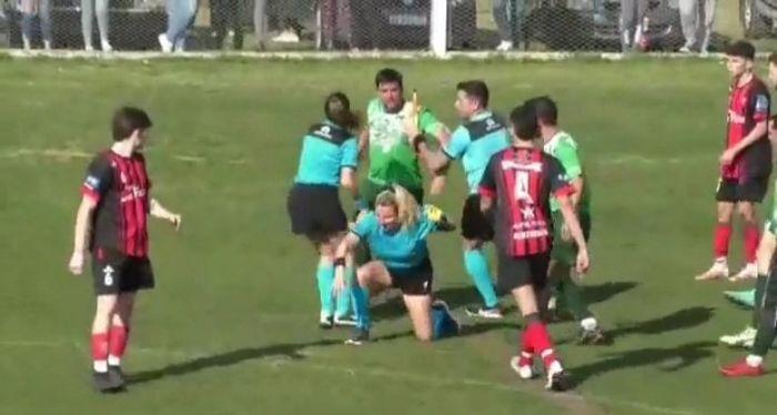 Футболист ударил женщину-арбитра / Скриншот с видео