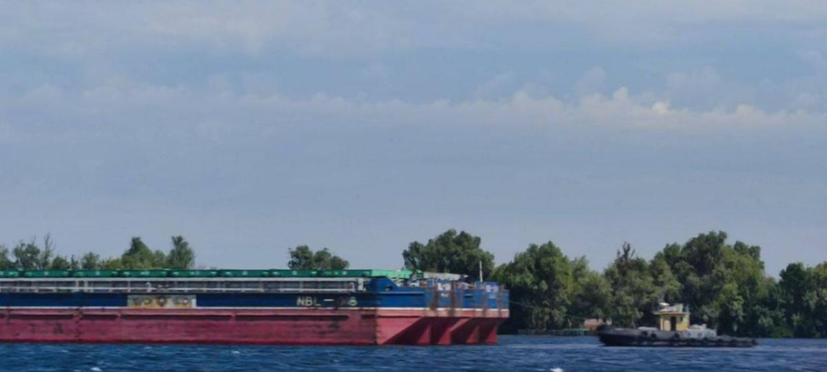 Окупанти в Херсонській області вкрали найвідомішу в Україні 'кавунову' баржу - ЗМІ Окупанти в Херсонській області вкрали найвідомішу в Україні 'кавунову' баржу - ЗМІ