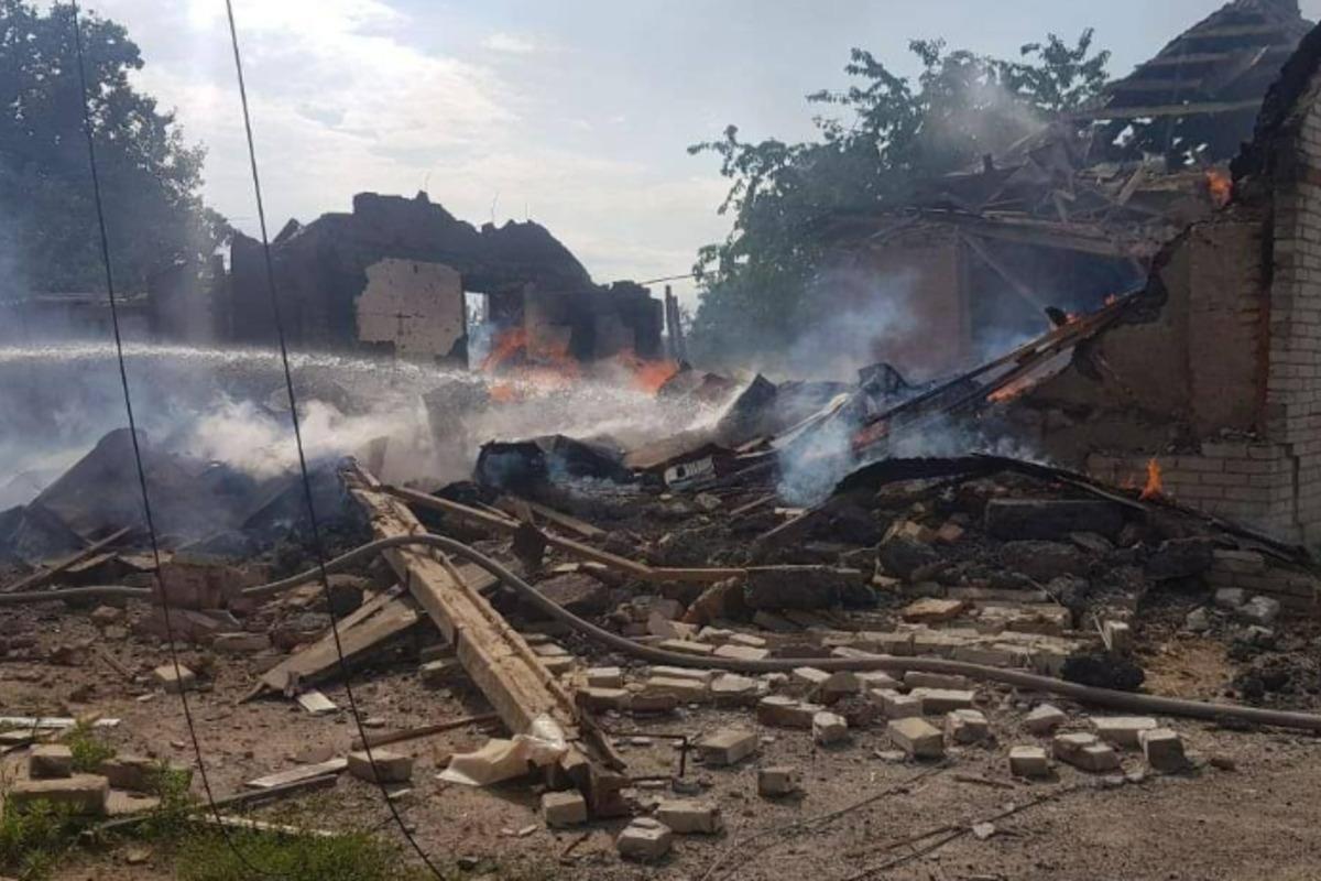 Снаряд попал в дом местной жительницы / фото facebook.com / synegubov.official Снаряд попал в дом местной жительницы / фото facebook.com / synegubov.official