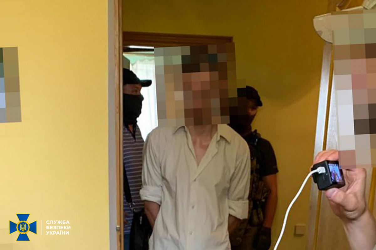 Чоловік давав росіянам координати, по яких ті цілились у військових та цивільних / ssu.gov.ua Чоловік давав росіянам координати, по яких ті цілились у військових та цивільних / ssu.gov.ua