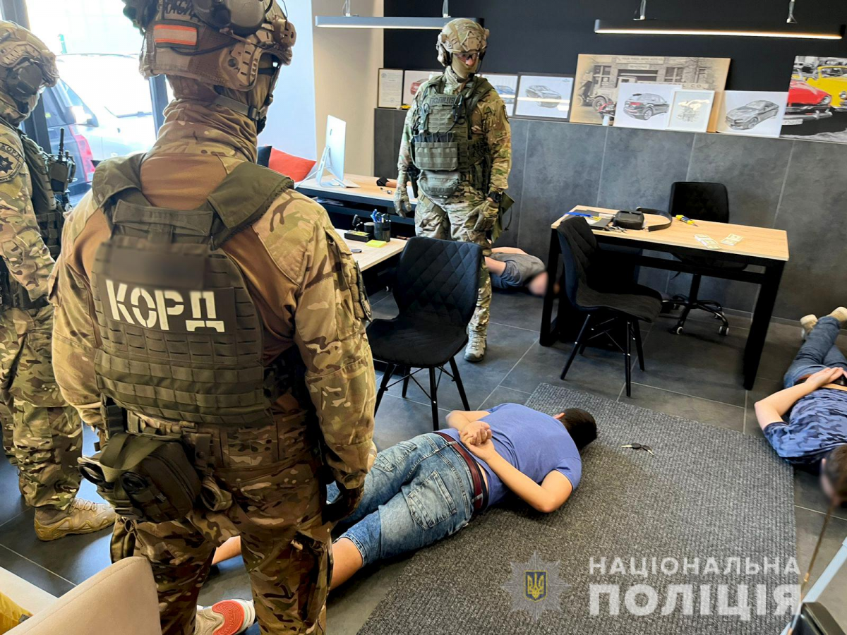Полиция задержала работников благотворительной организации за продажу авто для ВСУ / фото Нацполиция Полиция задержала работников благотворительной организации за продажу авто для ВСУ / фото Нацполиция