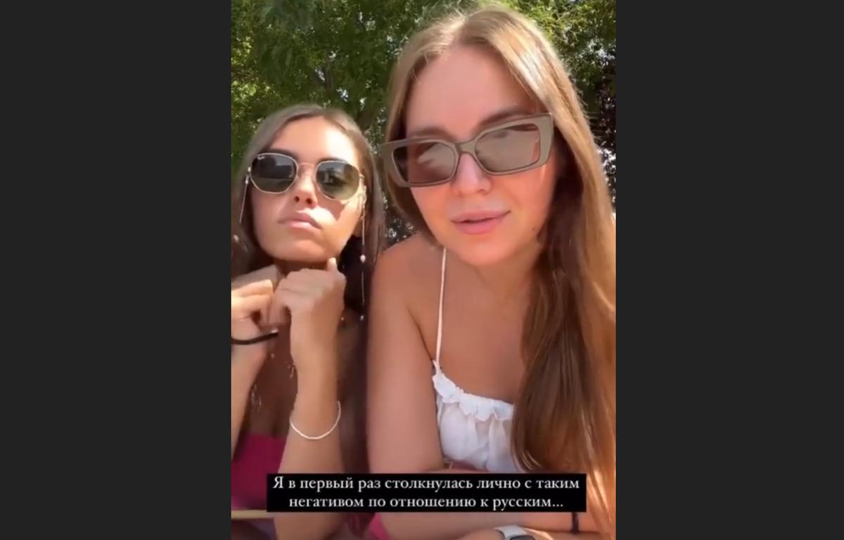 Девушки обижены, что к гражданам страны-террориста плохо относятся в мире / фото скриншот Девушки обижены, что к гражданам страны-террориста плохо относятся в мире / фото скриншот