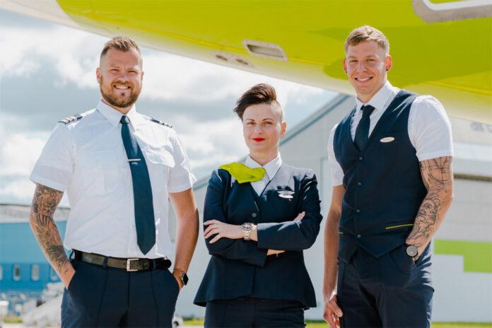 Пілоти та бортпровідники авіакомпанії після запровадження нового дресс-коду / фото airBaltic