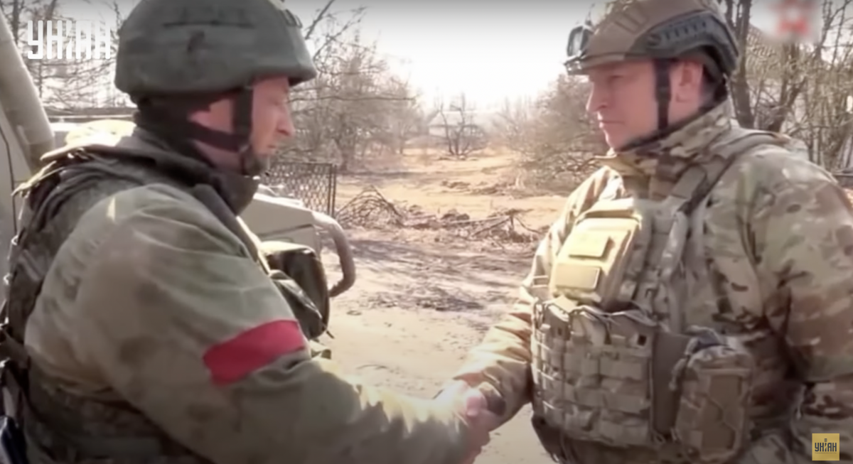 Лапін нагороджує власного сина / Скріншот Лапін нагороджує власного сина / Скріншот