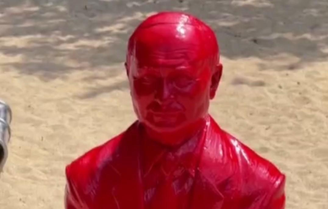 В Нью-йорке появилась статуя кровавого Путина / скриншот из видео В Нью-йорке появилась статуя кровавого Путина / скриншот из видео