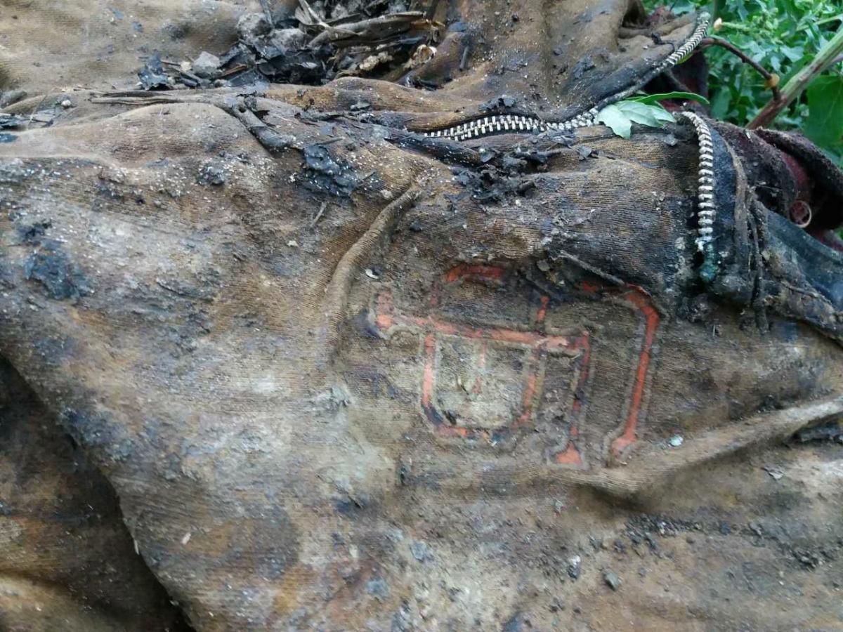 Окупанти роздають місцевим жителям фотографії з моргу для пошуку загиблих рідних / фото Телеграм-канал Петра Андрющенка Окупанти роздають місцевим жителям фотографії з моргу для пошуку загиблих рідних / фото Телеграм-канал Петра Андрющенка