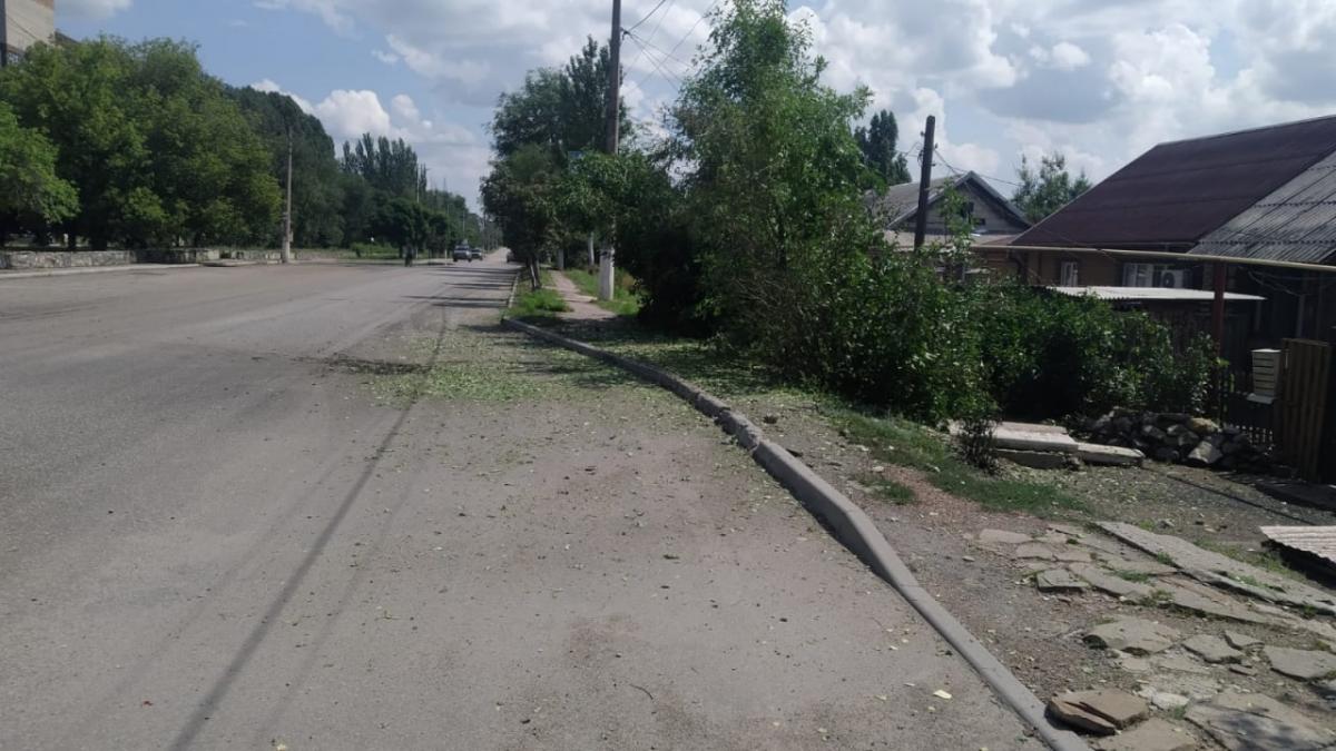 Россияне обстреляли остановку общественного транспорта, церковь и многоэтажки в Торецке / фото Павел Кириленко Россияне обстреляли остановку общественного транспорта, церковь и многоэтажки в Торецке / фото Павел Кириленко