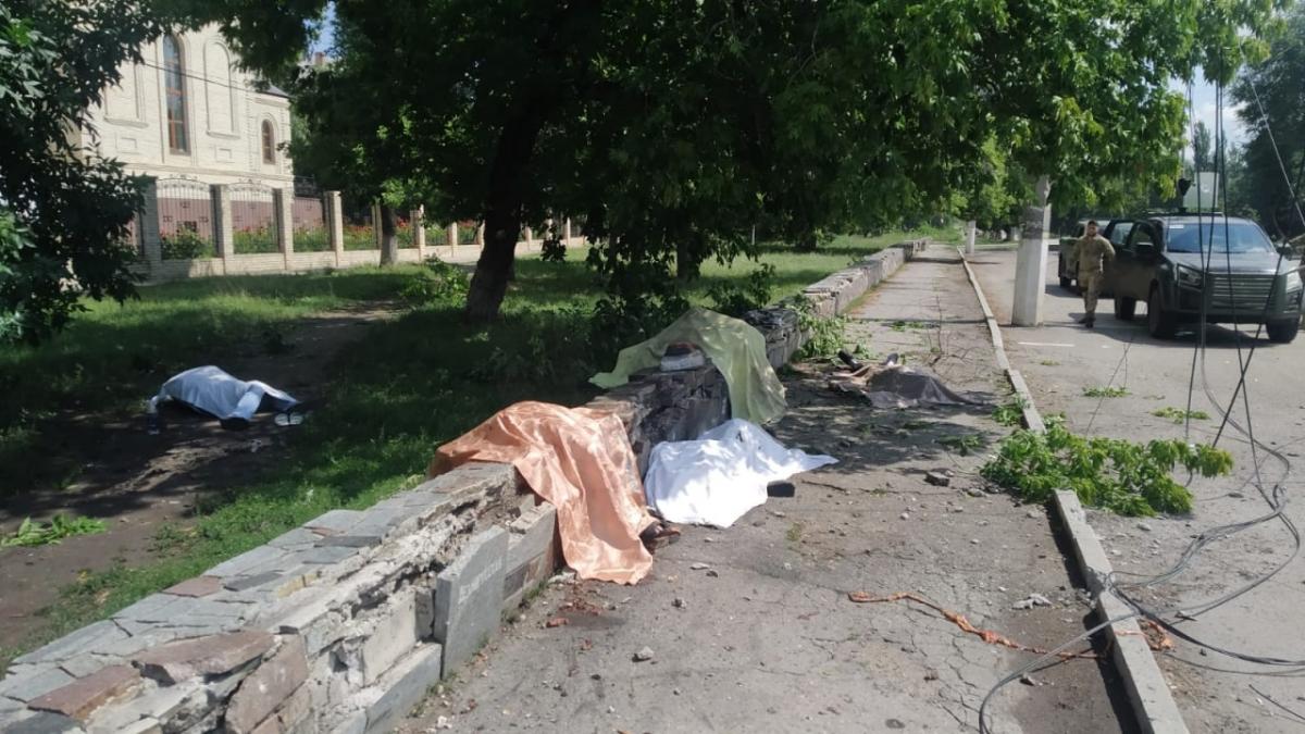 Оккупанты ударили по остановке общественного транспорта, церкви и многоэтажкам в Торецке Оккупанты ударили по остановке общественного транспорта, церкви и многоэтажкам в Торецке