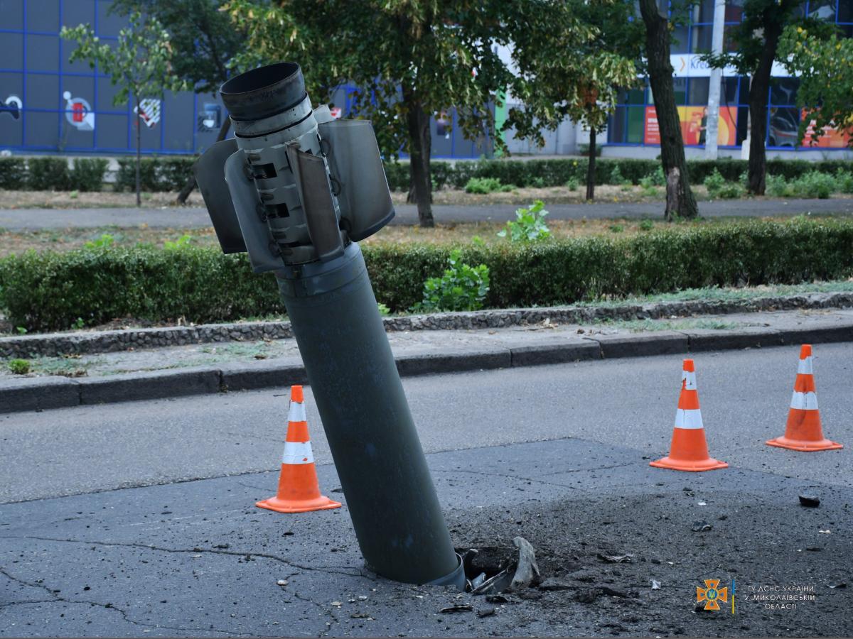 Россияне ежедневно обстреливают Николаев из реактивной артиллерии / фото ГСЧС